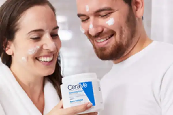 Eine Frau und ein Mann halten die CeraVe Feuchtigkeitscreme in der Hand